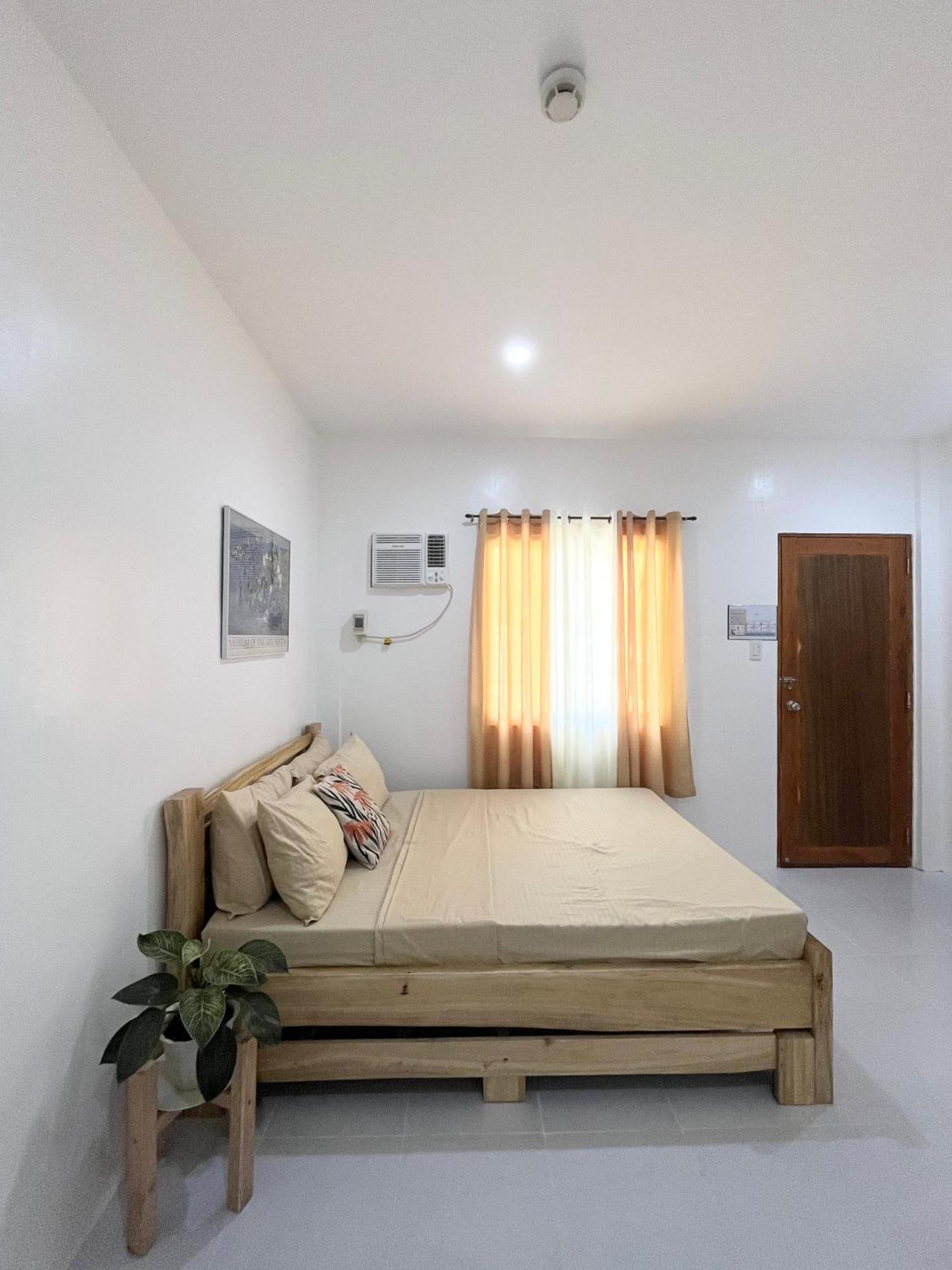 Sunnydale Apartelle -Room Accommodation Near Calatagan Beach Resorts Batangas Exterior foto